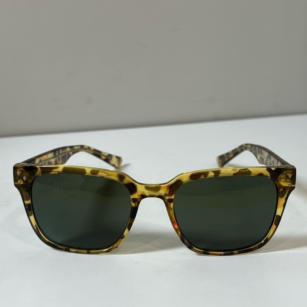 Tommy Hilfiger Women’s Brown Tortoise Chic Classic Classy Sunglasses